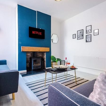 Large 4 Bedroom Home With Free Parking Near Mediacityuk 曼彻斯特 外观 照片
