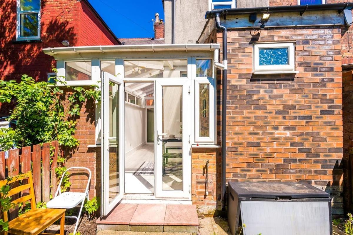 Large 4 Bedroom Home With Free Parking Near Mediacityuk 曼彻斯特 外观 照片