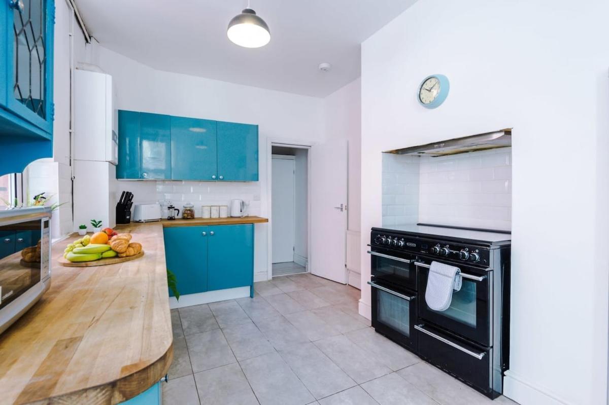 Large 4 Bedroom Home With Free Parking Near Mediacityuk 曼彻斯特 外观 照片