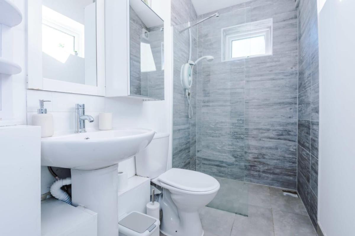 Large 4 Bedroom Home With Free Parking Near Mediacityuk 曼彻斯特 外观 照片
