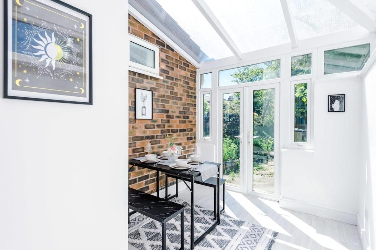Large 4 Bedroom Home With Free Parking Near Mediacityuk 曼彻斯特 外观 照片