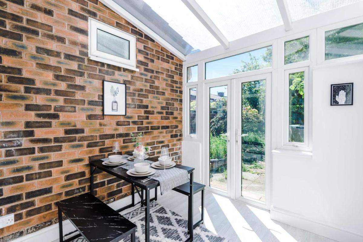 Large 4 Bedroom Home With Free Parking Near Mediacityuk 曼彻斯特 外观 照片