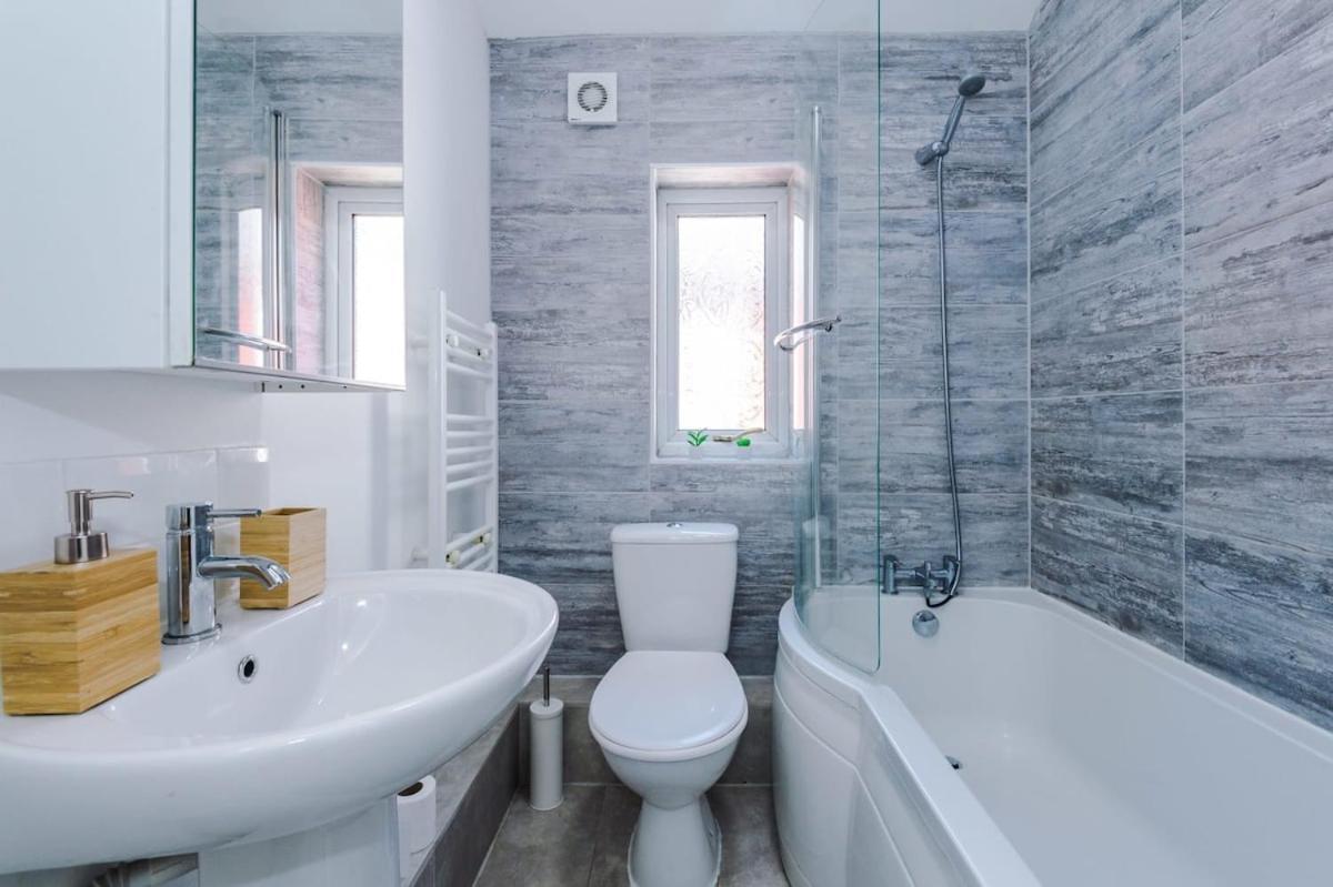 Large 4 Bedroom Home With Free Parking Near Mediacityuk 曼彻斯特 外观 照片